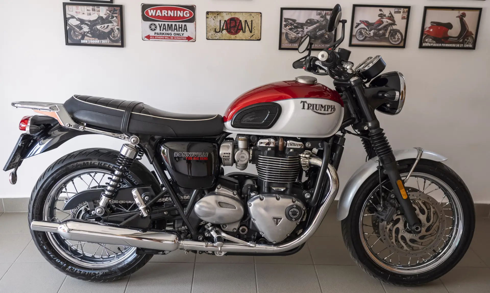 TRIUMPH BONNEVILLE T120 1